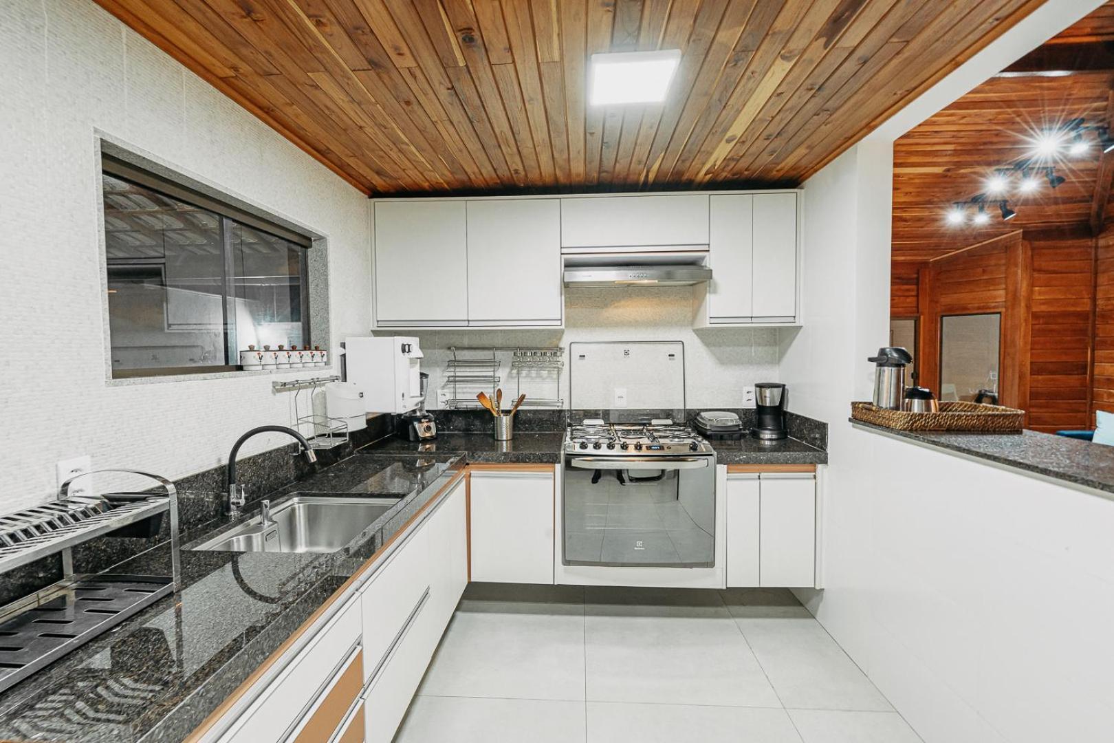 Casadecastelhanos, Quadra Do Mar De Castelhanos, 4 Suites Com Ar, Churrasqueira, Piscina, Hidromassagem, Cozinha Integrada Gourmet Ideal Para Familia E Amigos Аншіета Екстер'єр фото